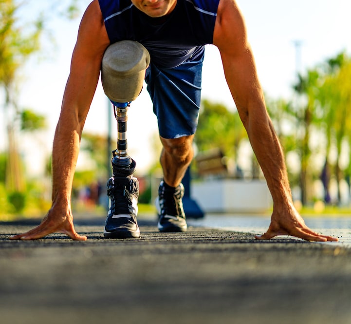 Corredor con amputación de pierna usando protesis